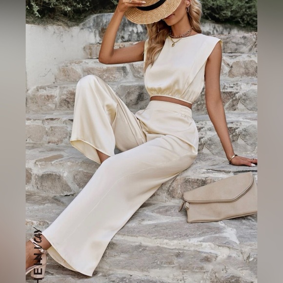 Silky cream coloured set - Picture 2 of 9